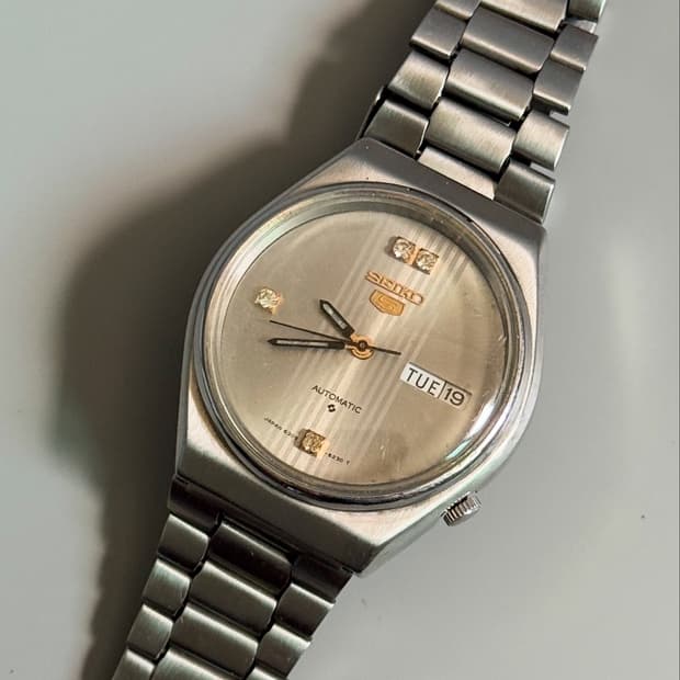 vintage SEIKO 5 Automatic metal watch