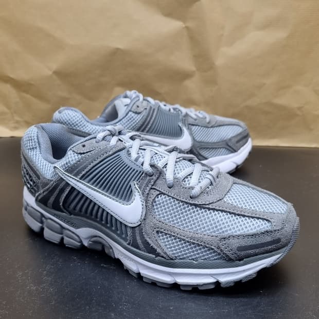 나이키 줌 보메로5 운동화250