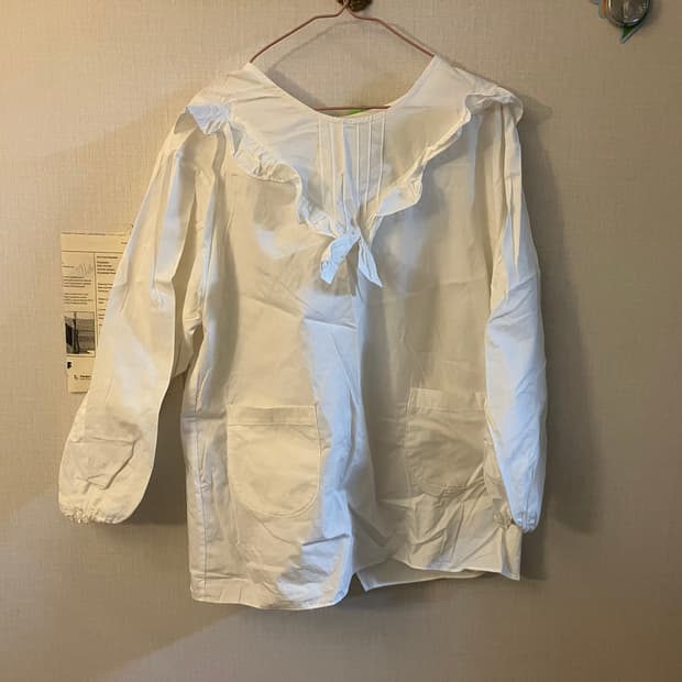 뒷트임 리본 프릴 블라우스