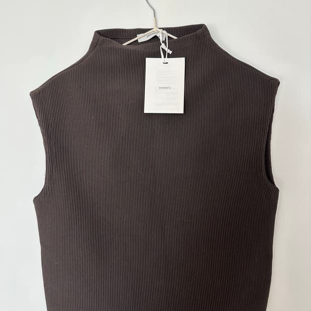 아모멘토 브라운 하프넥 민소매 크롭 베스트 슬리브