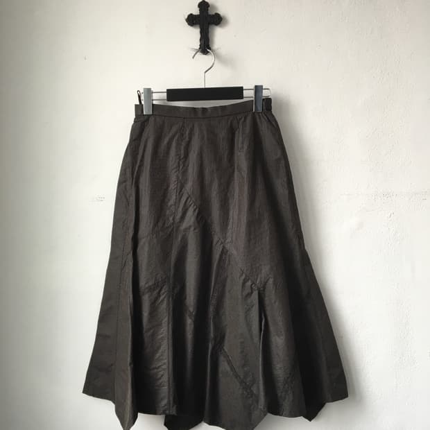 Line detail unbalanced skirt