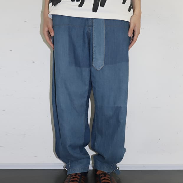 JW 앤더슨 벨트 디테일 미드 블루 데님팬츠