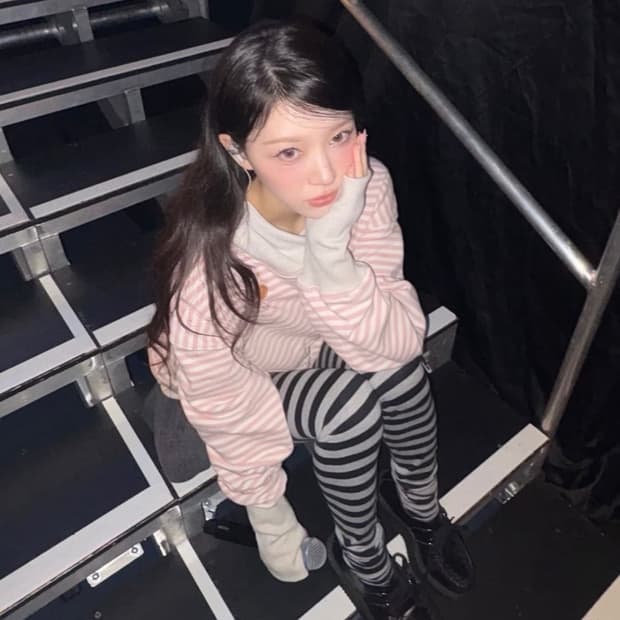 (아일릿 모카 착용) 더뮤지엄비지터 후드집업 블랙 색상