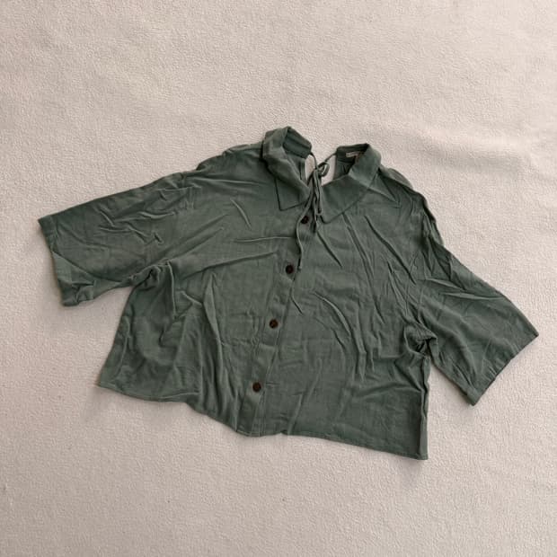 M 플라스틱 아일랜드 크롭 블라우스 0707T2