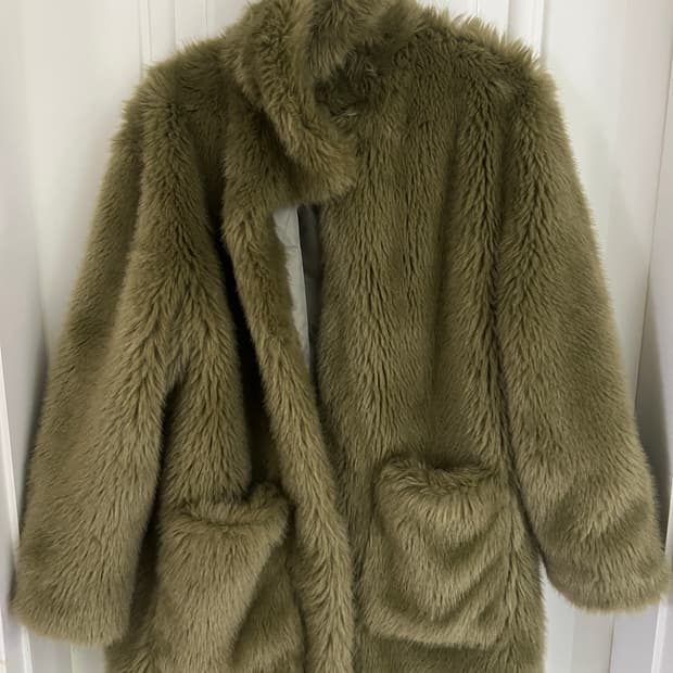 베어 퍼 올리브 코트