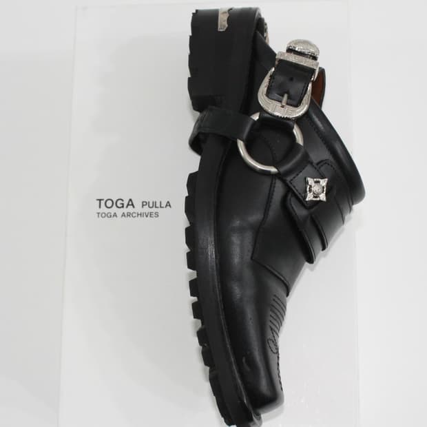toga pulla buckle mule