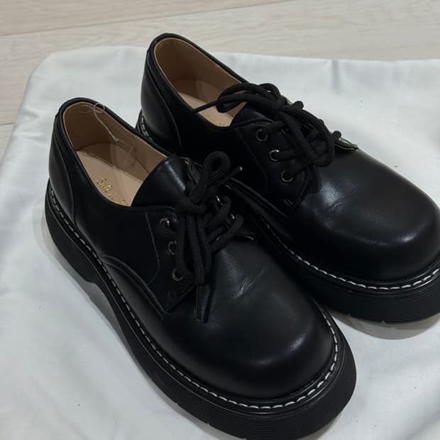 ‼️이사 처분 (새상품) 솔트앤초콜릿 블랙 로퍼 240