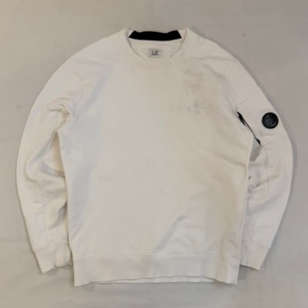 CP 컴퍼니 렌즈 맨투맨 스웻셔츠 화이트