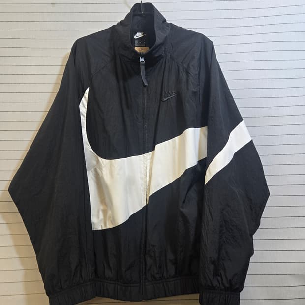 나이키 빅스우시 블랙/화이트 바람막이