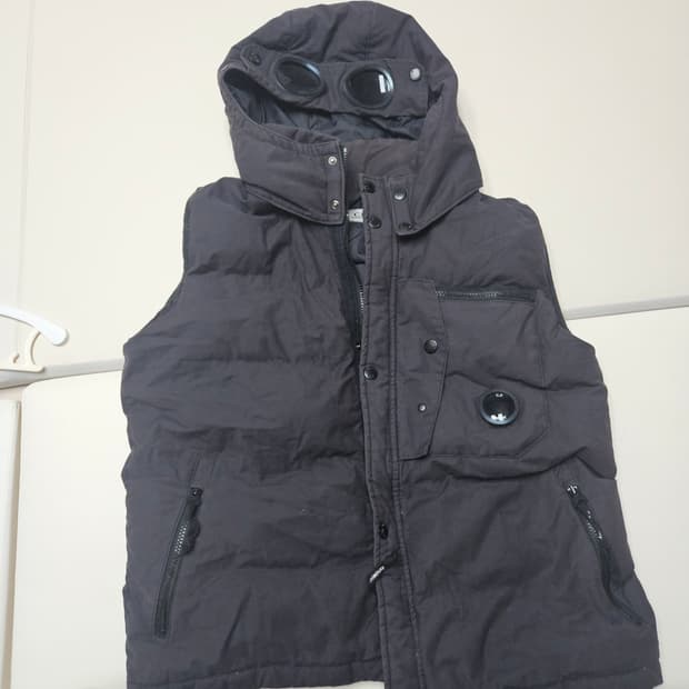 (무료배송) CP컴퍼니 밀레밀리아 고글 패딩 조끼 블랙 XL