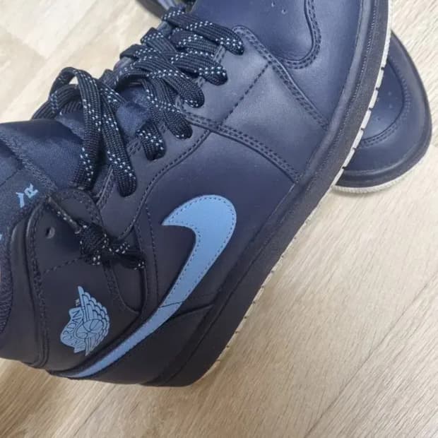 에어조던 1 유니버시티 블루 (리셀가 50만원)