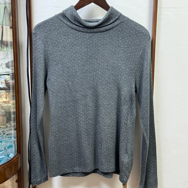 챠콜 도트패턴 목폴라