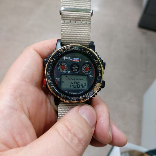 아카데미 디지털 시계