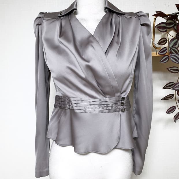 라인 페플럼 랩스타일 블라우스 55 크롭 실버