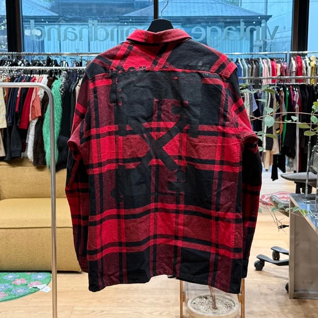 오프화이트 레드 체크 스텐실 플란넬 셔츠