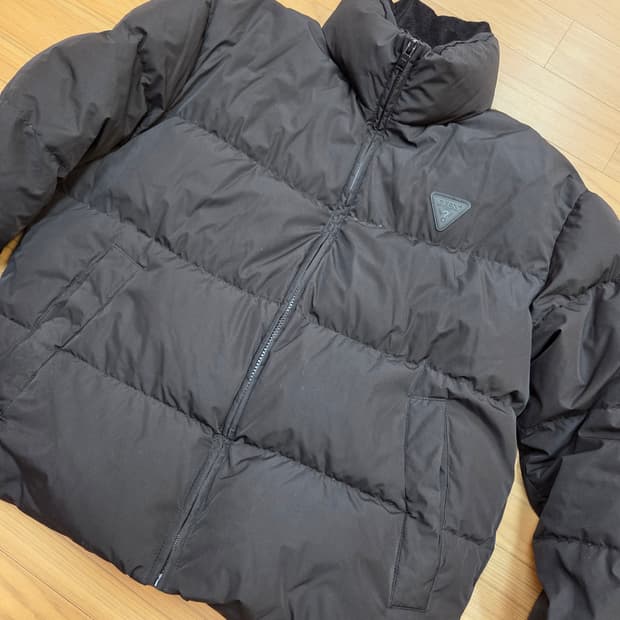 게스 블랙 오리털 패딩 M사이즈(95)입니다. 빵빵한 스타일이고, 목까지