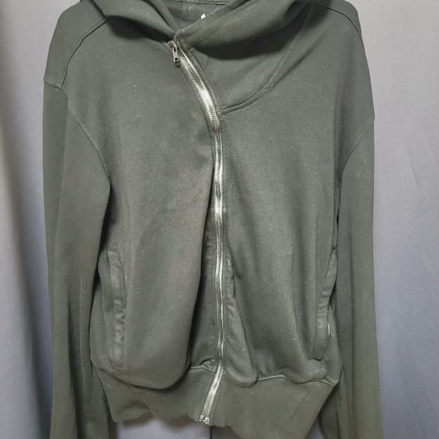 누마레 이이 사선 후드집업