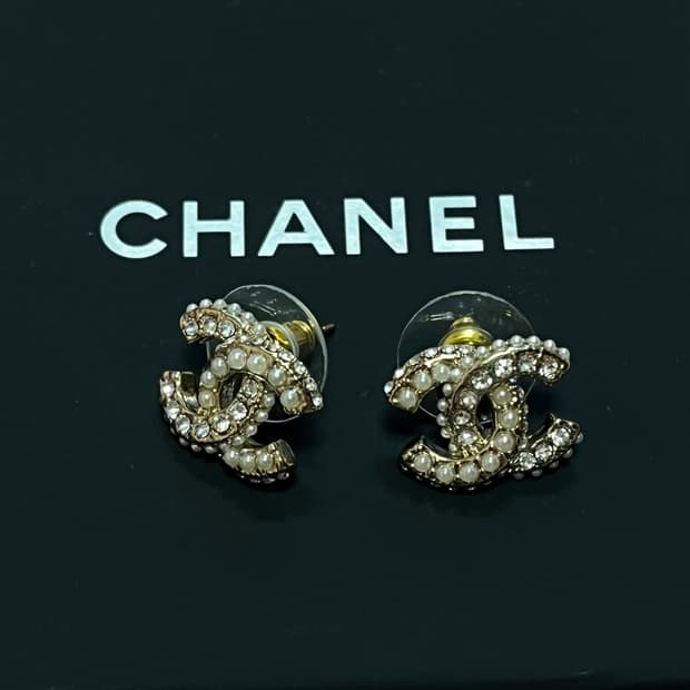 샤넬 정품 업사이클링 CC 로고 크리스탈 진주 귀걸이