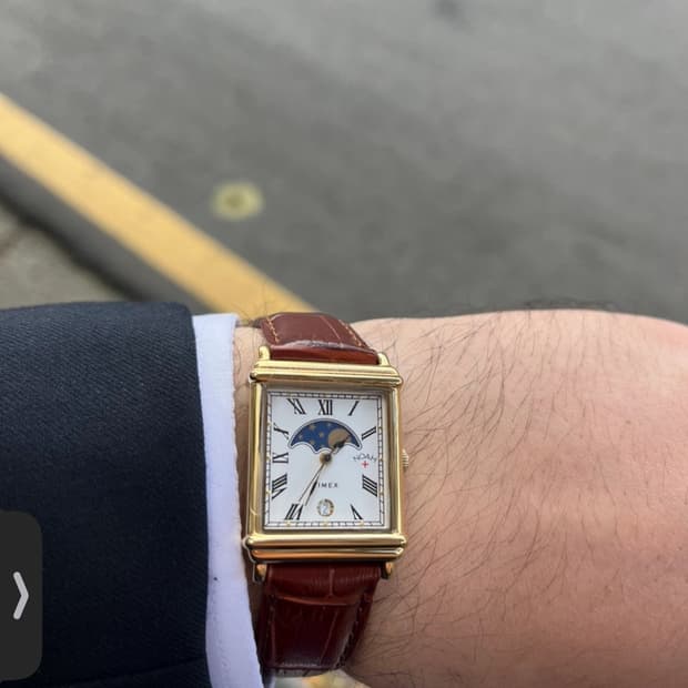 타이맥스 노아 문페이즈 금장 브라운 시계입니다