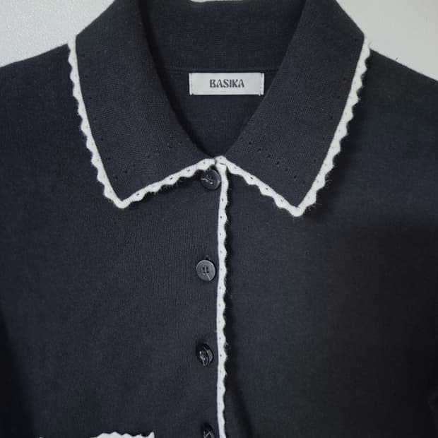 바시카 프릴 패턴 가디건 블랙