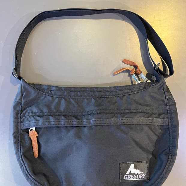 그레고리 구형 로고 사첼백