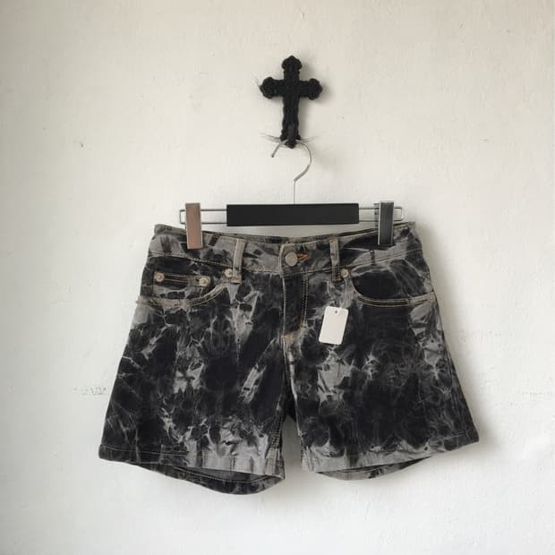 Dyed pattern short