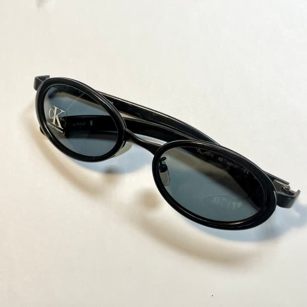 Calvin Klein 캘빈클라인 사의 빈티지 반무테 안경 판매합니다