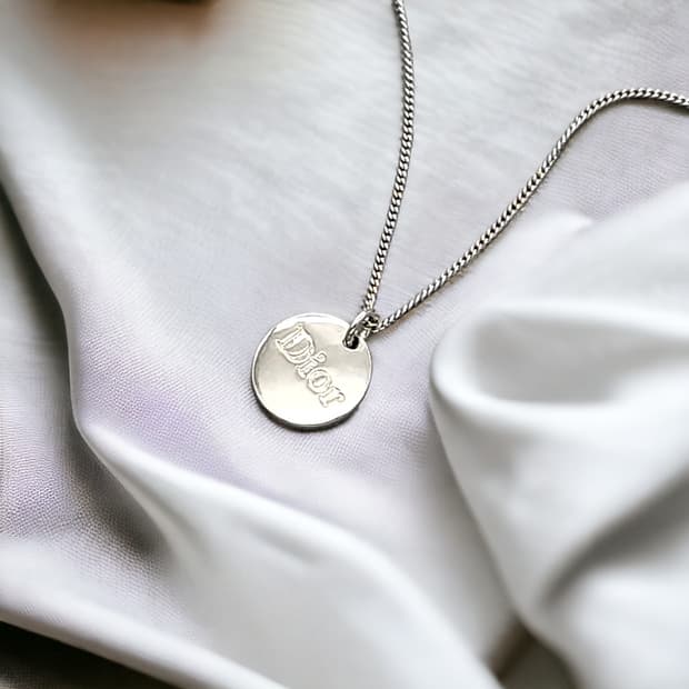 디올 로고 디스크 목걸이