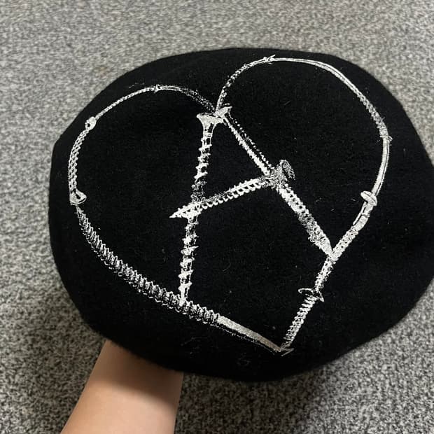 조거쉬 블랙 하트 자수 베레모