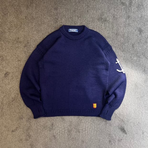 Guernsey Woollens 네이비 앵커 자수 니트