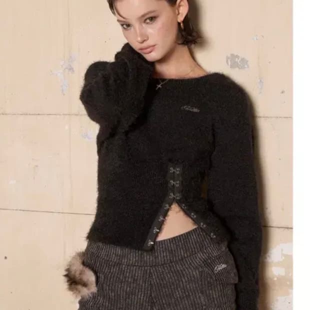 힐다 HILDA 플러피 코르셋 원숄더 니트