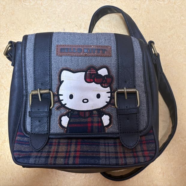 loungefly X hello kitty 타탄체크 가죽 크로스백