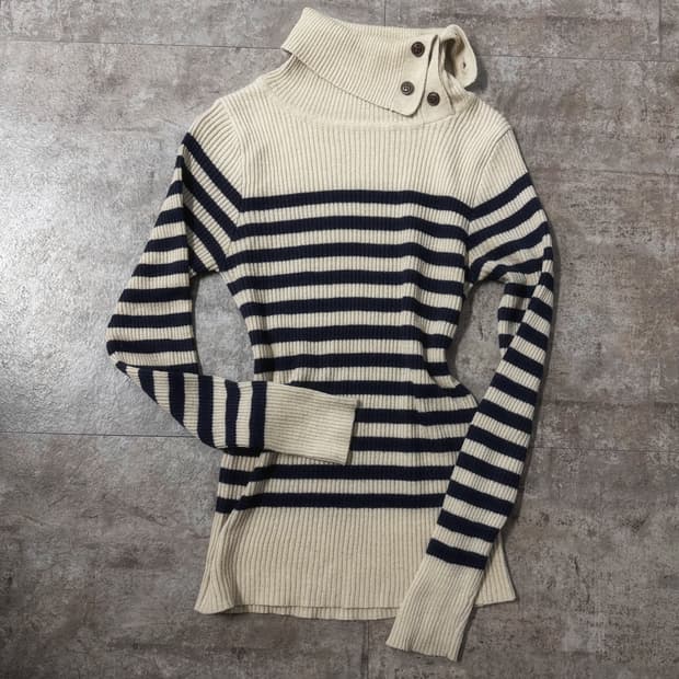버튼 폴라넥 스트라이프 패턴 니트