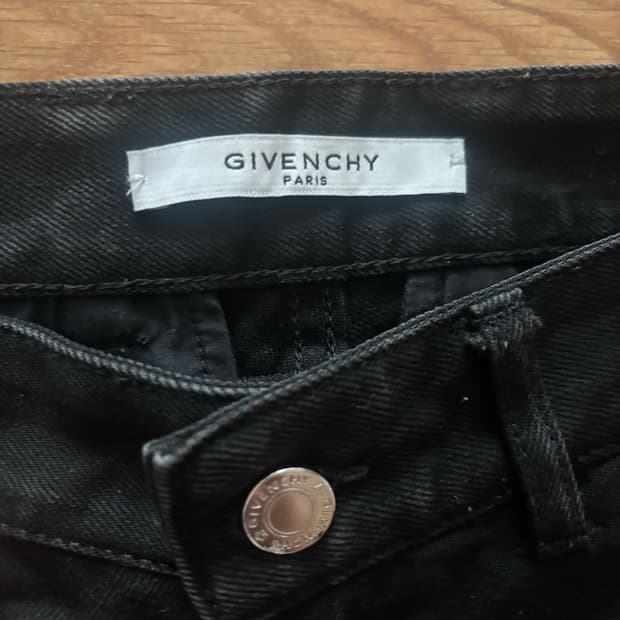 GIVENCHY