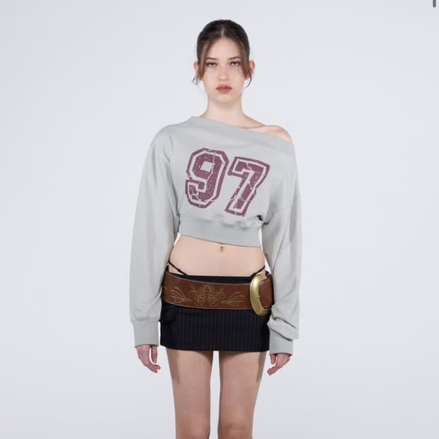 스컬프터 오프숄더 맨투맨