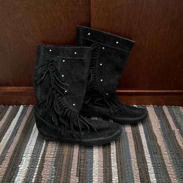 MINNETONKA fringe suede boots