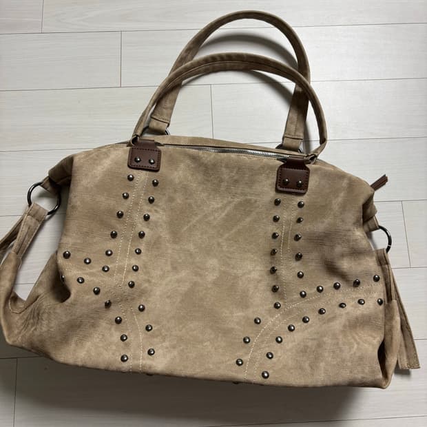 에이블리 지그재그 스터드 빅 숄더백 토트백 베이지