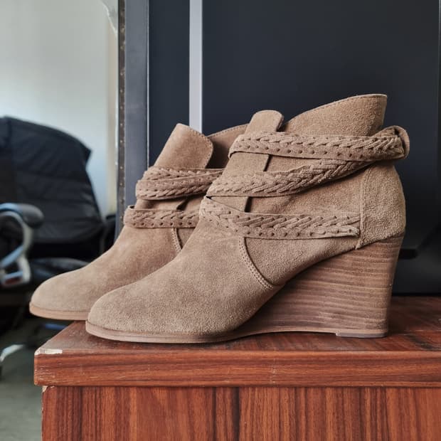 꼼뜨와데꼬또니에 스웨이드 앵클부츠 웨지힐 구두 (38/250) 상태완벽