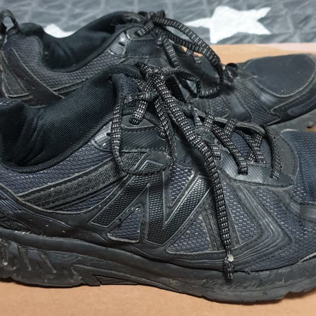 뉴발란스 410 V5 2E와이드 트레일 런닝화 올블랙 (280)