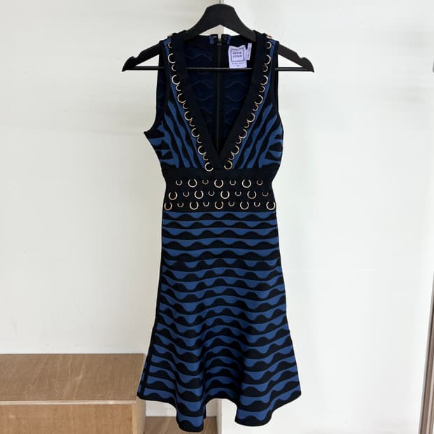 에르베 레제 블랙 블루 링 디테일 슬리브리스 드레스