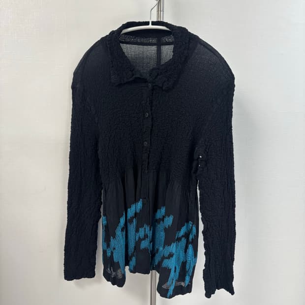 쫀득 크링클 밑단 에메랄드 자수 버튼업 가디건