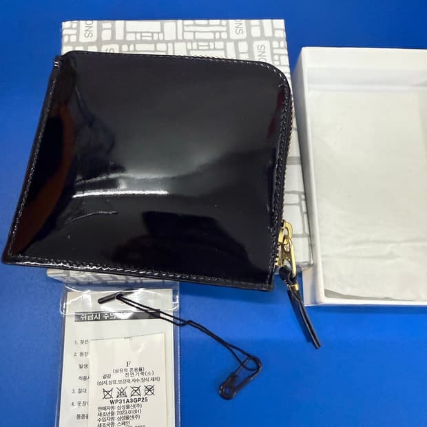 꼼데가르송 애나멜 지갑 히든도트