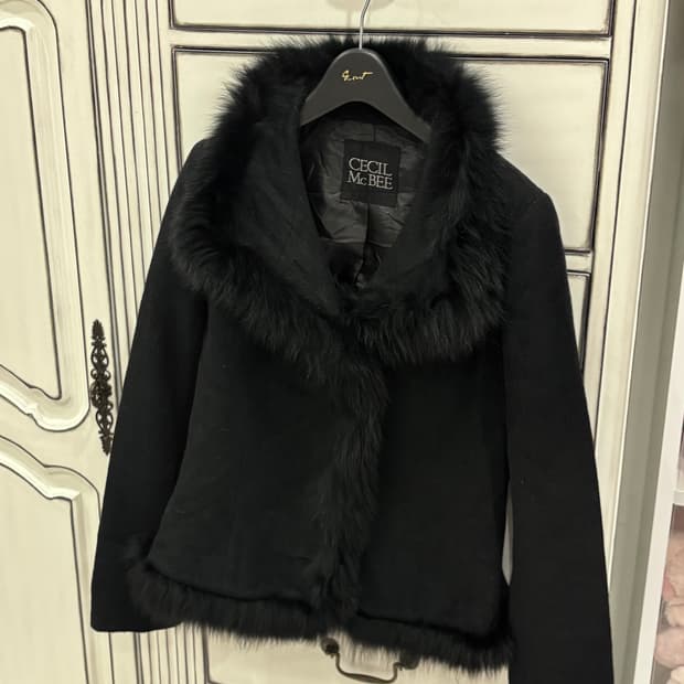 갸루 세실맥비 블랙 퍼 숏코트