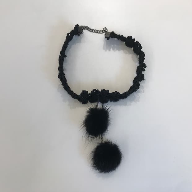 Pompom choker