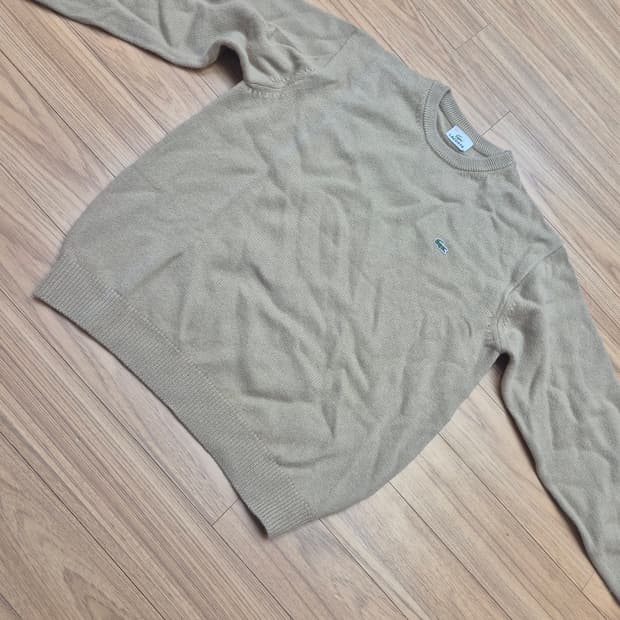 베이지색 라코스테 니트 판매합니다. 가슴둘레 100cm에 사이즈는 100