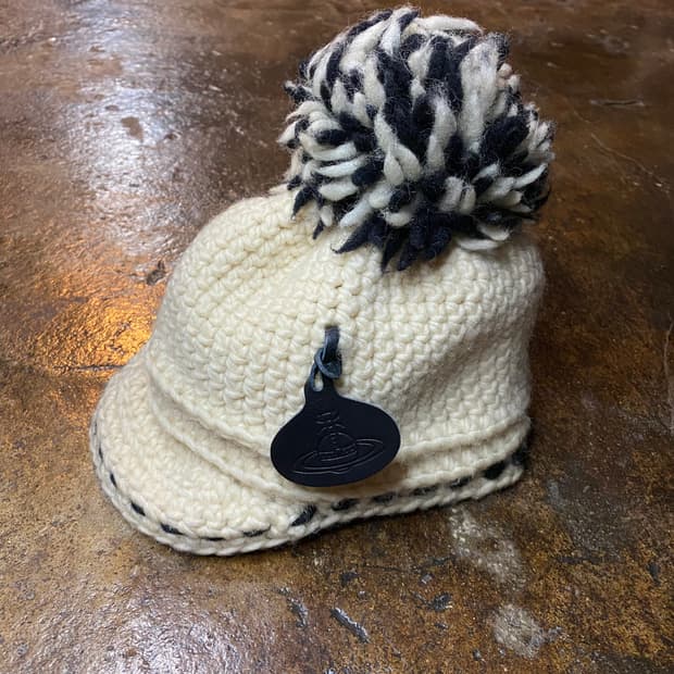 비비안웨스트우드 방울 비니 캡