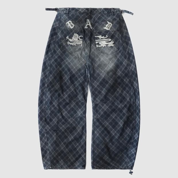 구해요)배드블러드 라이온 패치 워시드 배럴 팬츠-블루 데님 체크