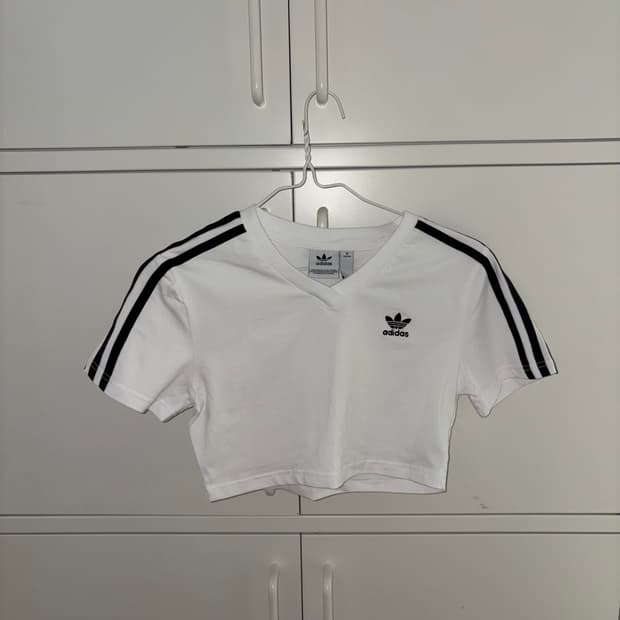 아디다스 브이넥 크롭 반팔