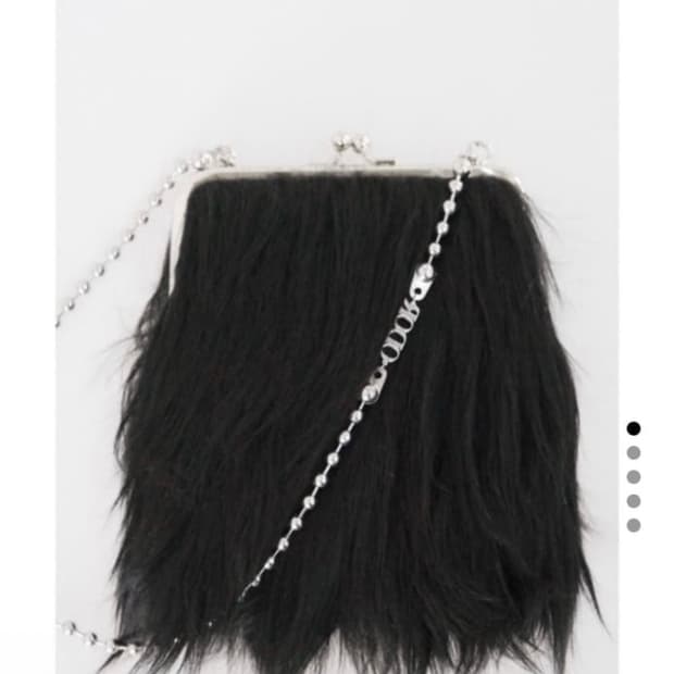 오도어 퍼 체인 백 블랙