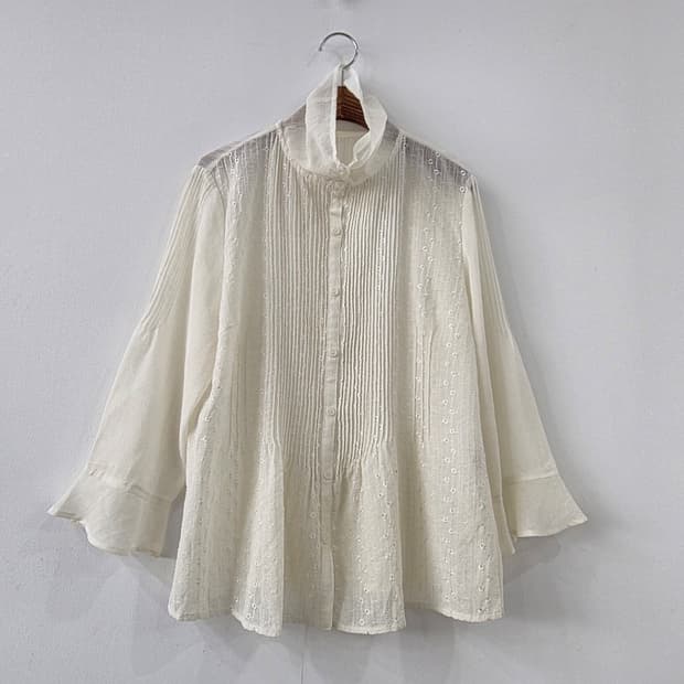 CATTON 아이보리 로맨틱 핀턱 자수 하이넥 블라우스